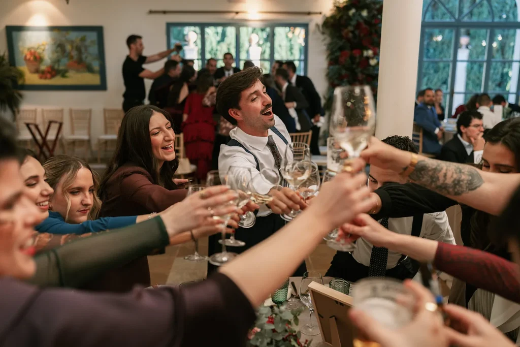 ¿Quieres que tu boda tenga momentos divertidos y espontáneos sin caer en lo forzado?
En este artículo te comparto juegos que realmente funcionan: desde bingos musicales hasta dinámicas para romper el hielo durante el cóctel.